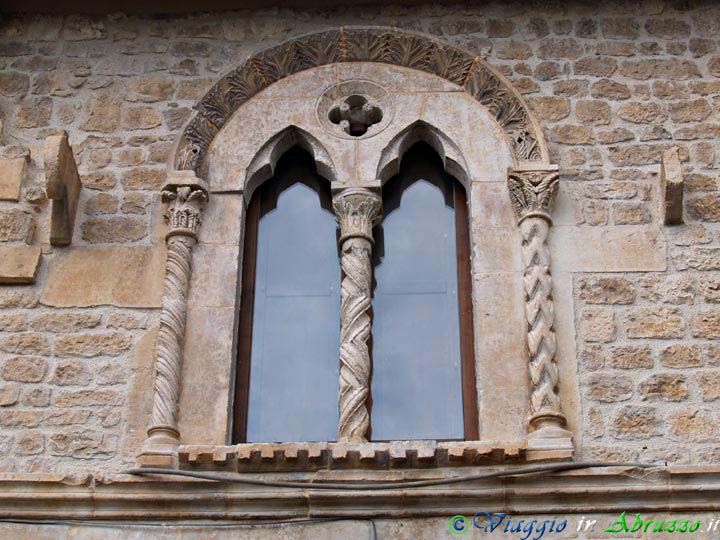 13_P5114696+.jpg - 13_P5114696+.jpg - La stupenda bifora sulla facciata della 'Casa medievale' (XIII sec.).